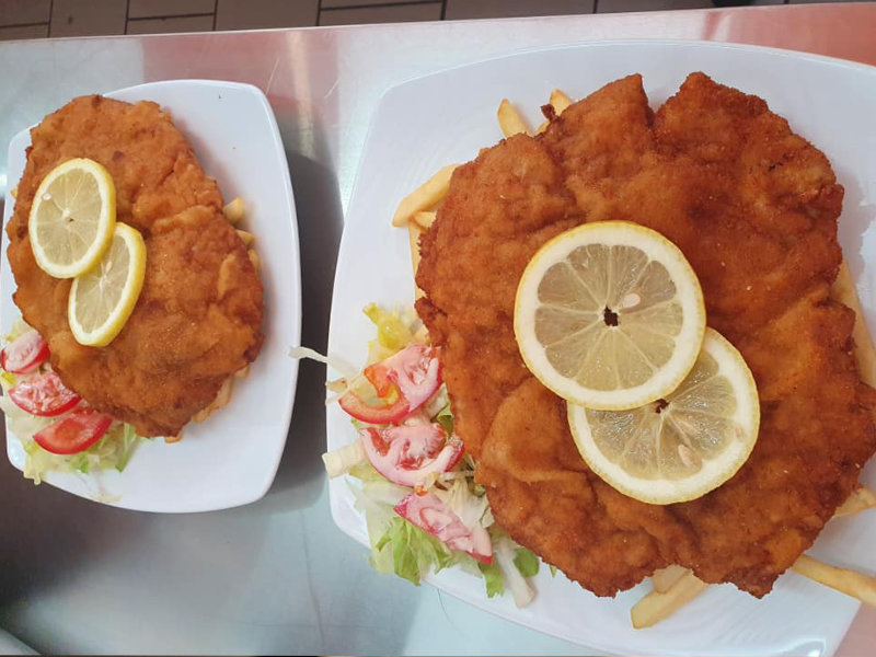 Schnitzel mit Beilage bei izzi in Langenlois