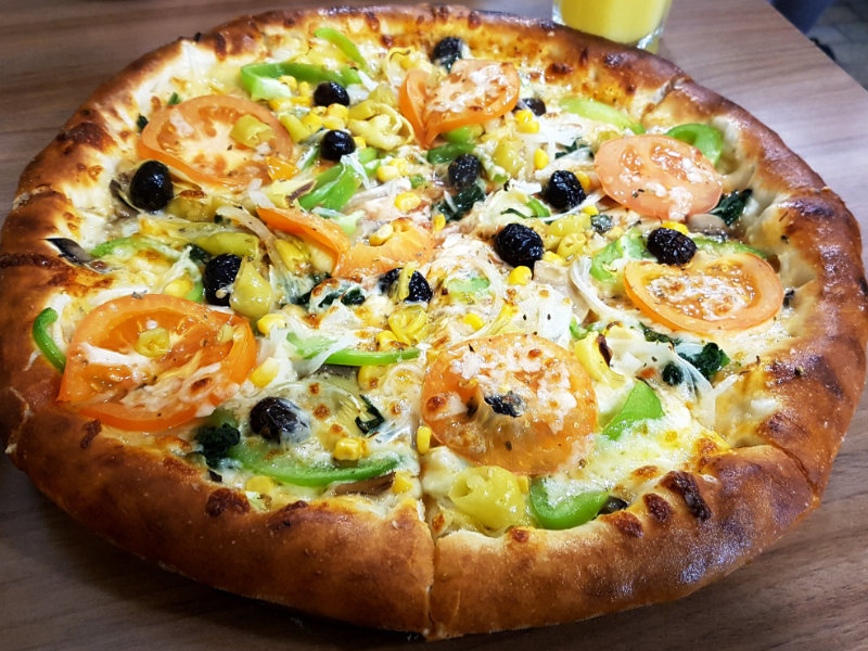 Pizza mit frischem Gemüse von izzi